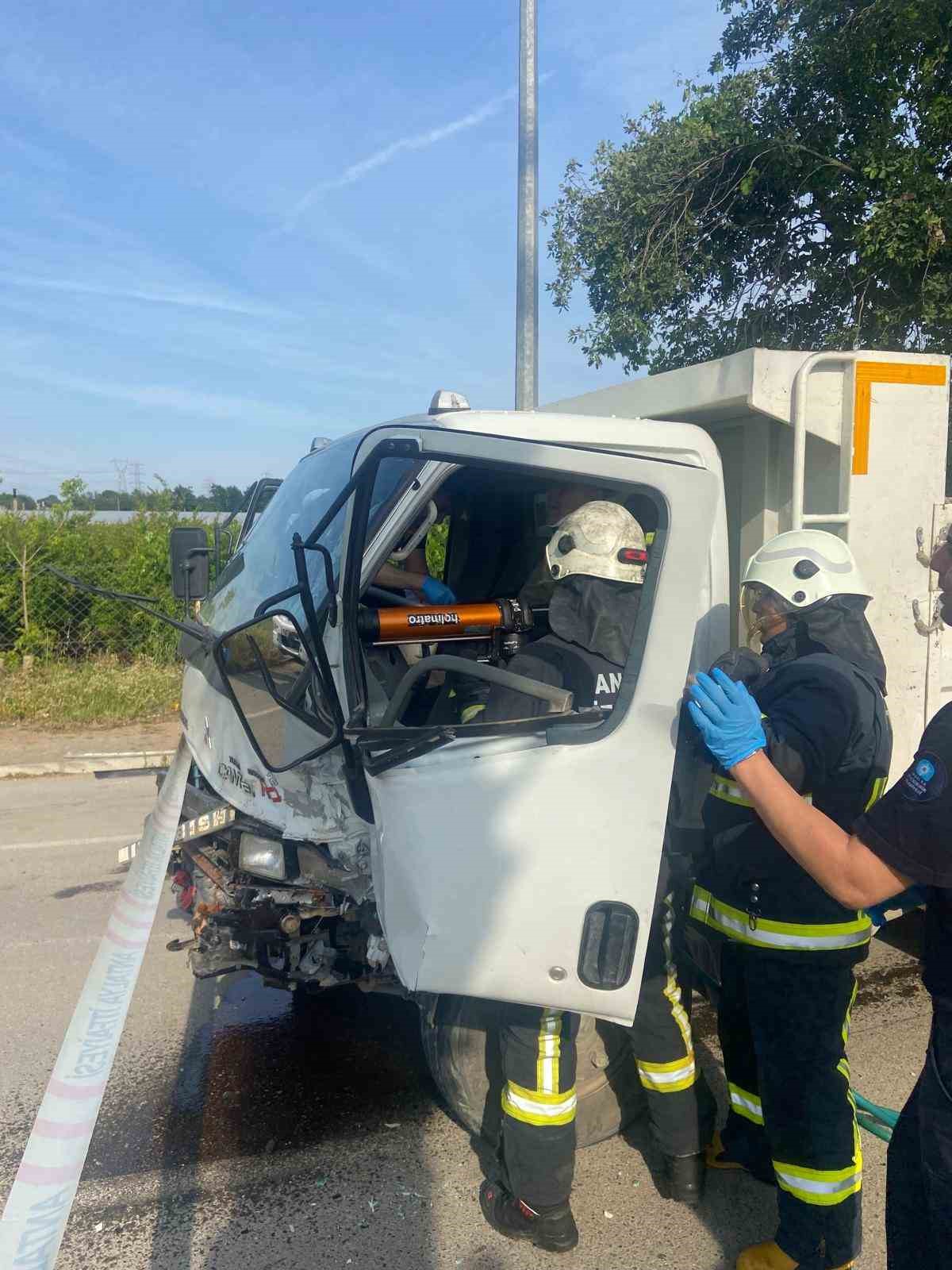 antalyada iki kamyonet carpisti 2 yarali 0 kVIenvvF