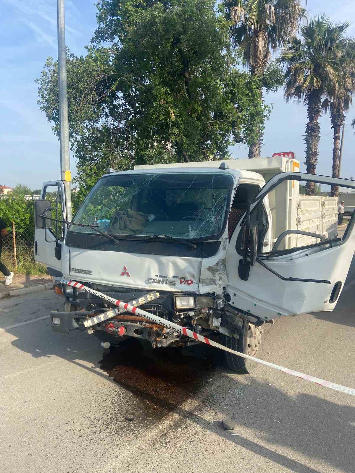 antalyada iki kamyonet carpisti 2 yarali 1