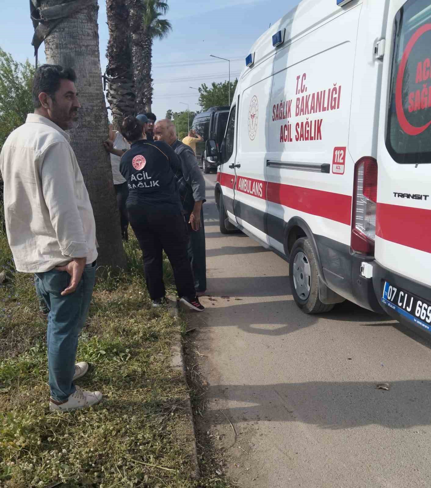 antalyada iki kamyonet carpisti 2 yarali 5 kw1Zenj1