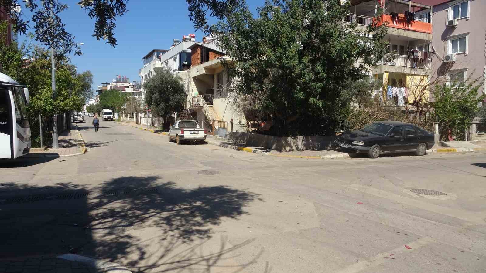 antalyada iki motosikletlinin yola savruldugu kaza kameraya yansidi mahalleli kasis istedi 1 9mAYPsKs