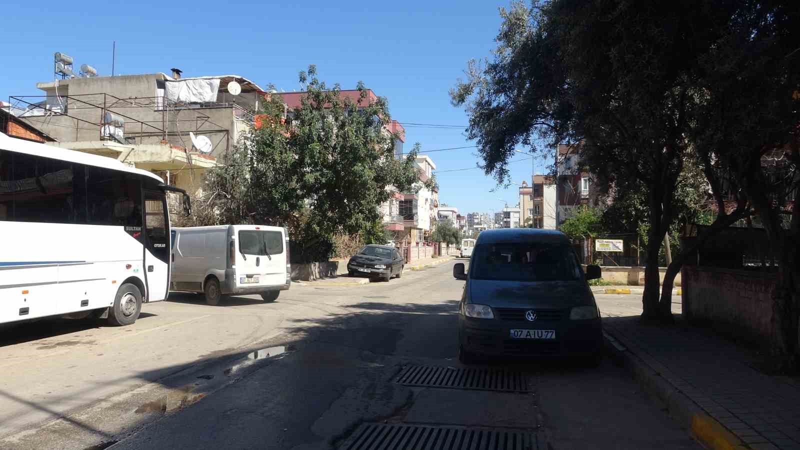 antalyada iki motosikletlinin yola savruldugu kaza kameraya yansidi mahalleli kasis istedi 2 jsMdOOZh