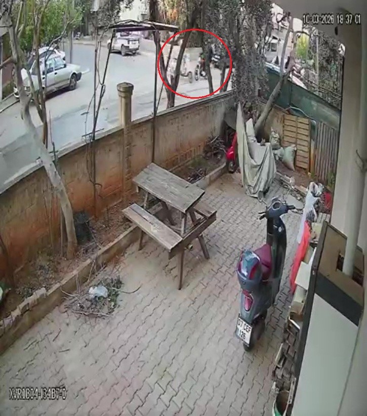 antalyada iki motosikletlinin yola savruldugu kaza kameraya yansidi mahalleli kasis istedi 3 Fyuwgy9M
