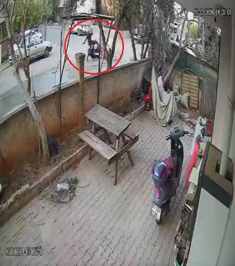 antalyada iki motosikletlinin yola savruldugu kaza kameraya yansidi mahalleli kasis istedi 4 lKhjpZzW