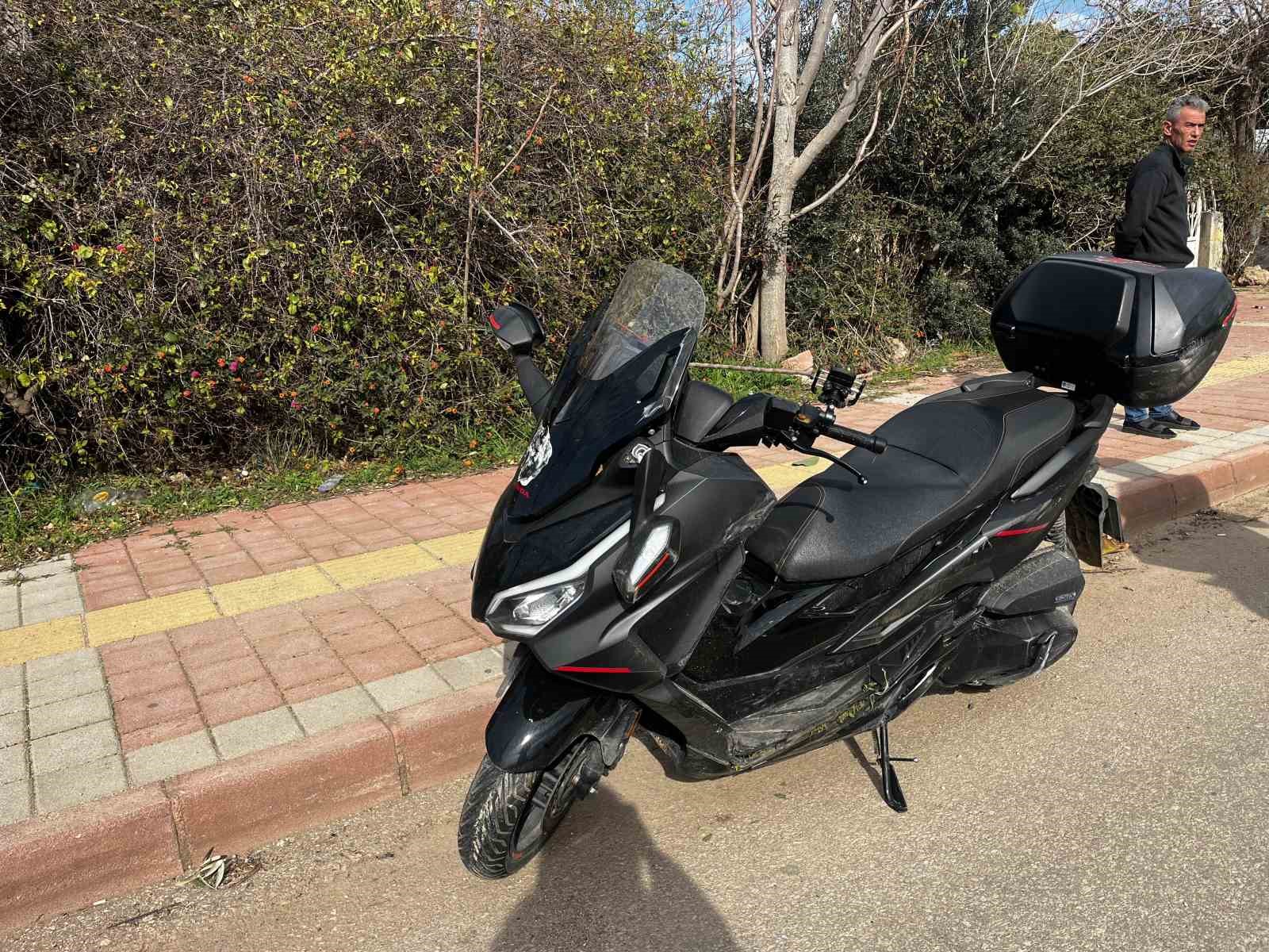 antalyada iki ogrenci karne almak icin okula giderken kaza yapti 1 olu 1 yarali lmLL2atC