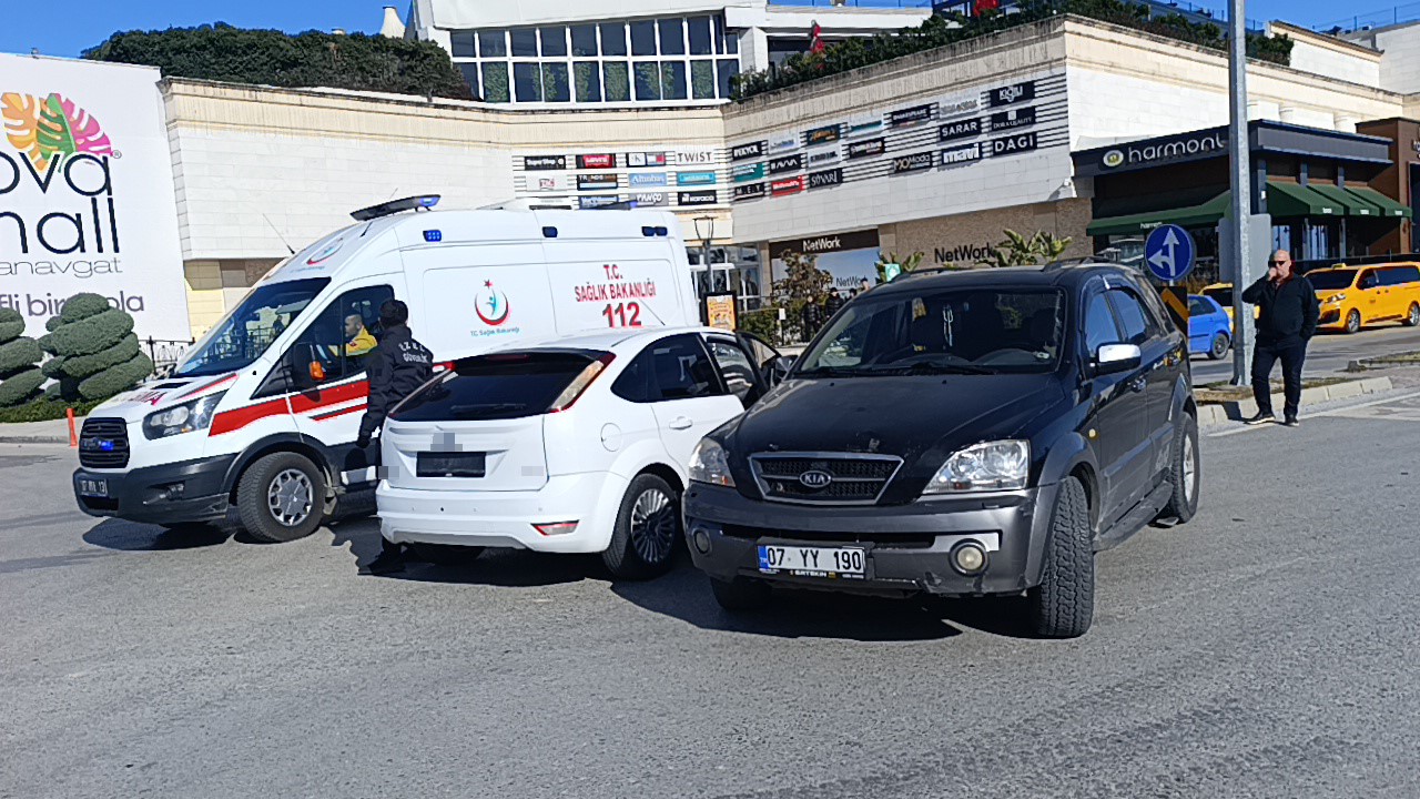 antalyada iki otomobilin carpistigi kazada ayni aileden 3 kisi yaralandi 0 ssIRKKfE