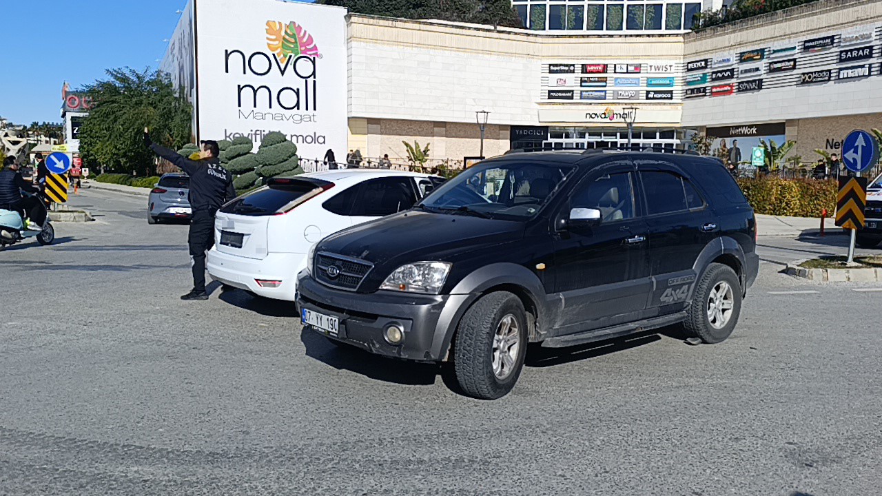 antalyada iki otomobilin carpistigi kazada ayni aileden 3 kisi yaralandi 2
