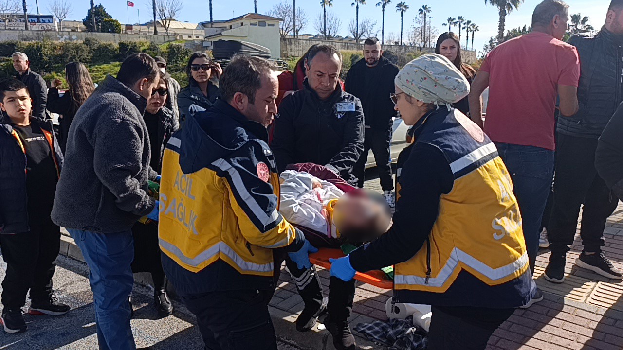 antalyada iki otomobilin carpistigi kazada ayni aileden 3 kisi yaralandi 3 I4lCEHFR