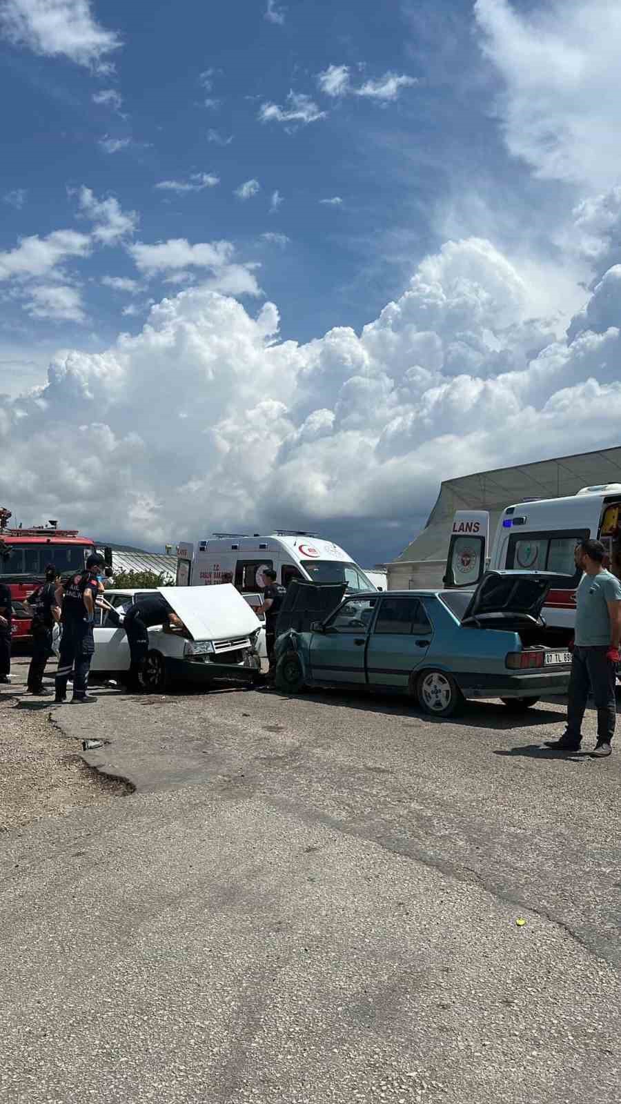 antalyada iki tofas kafa kafaya carpisti 4 yarali 2 WIwZNmSe