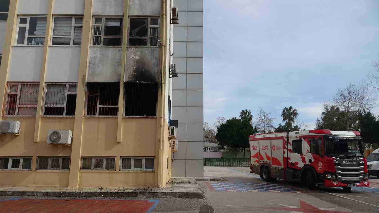 antalyada ilkokulda yangin cikti ogrenciler tahliye edildi 1 M9aR6d6V