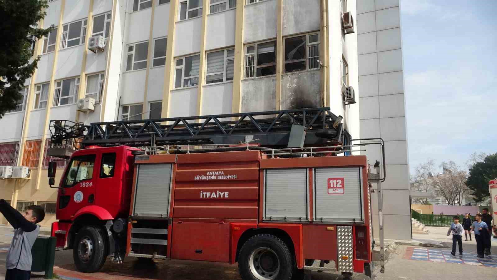 antalyada ilkokulda yangin cikti ogrenciler tahliye edildi 2 tnHrsesK
