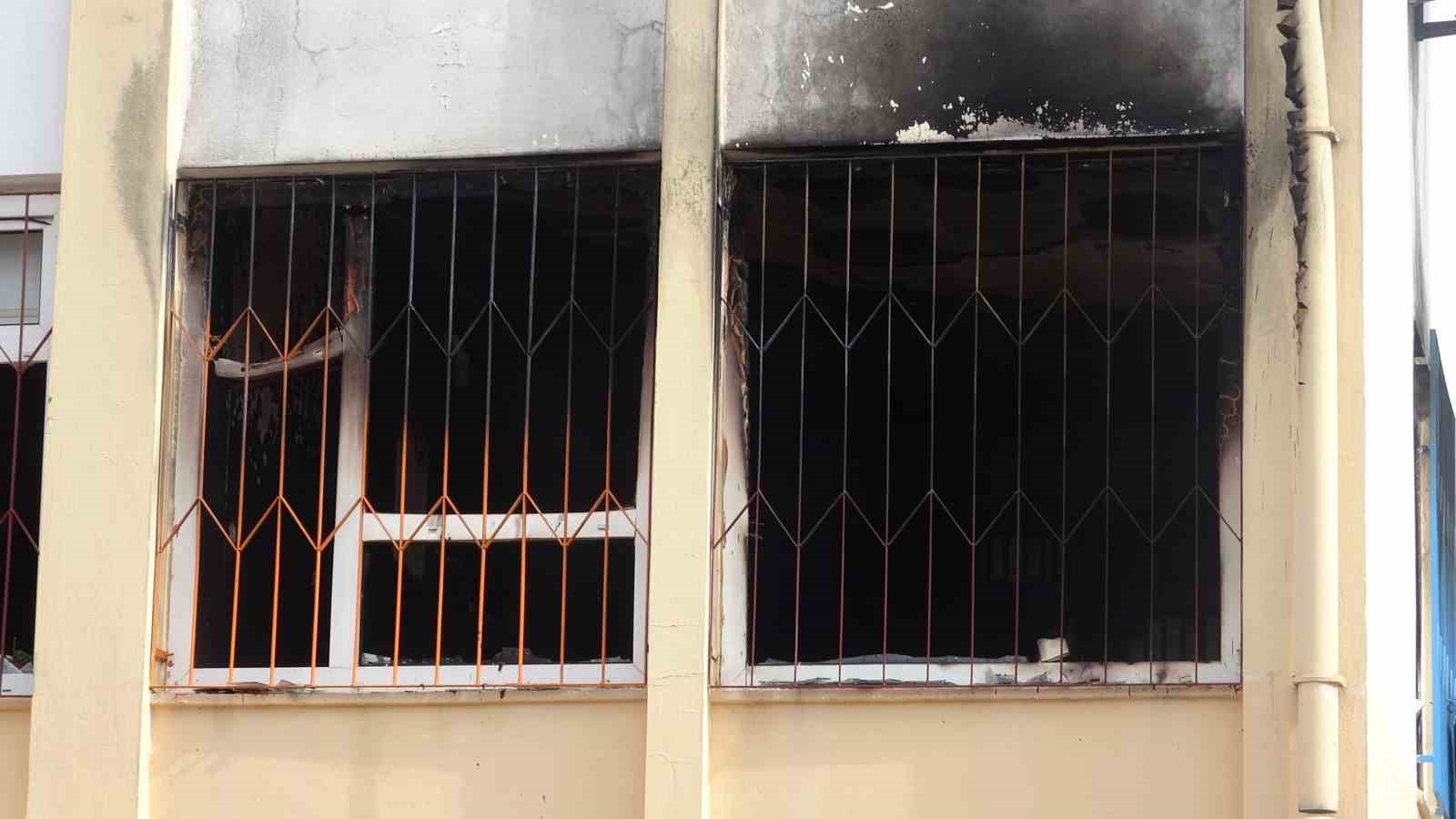 antalyada ilkokulda yangin cikti ogrenciler tahliye edildi 3