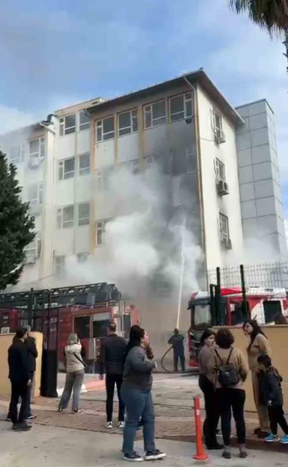 antalyada ilkokulda yangin cikti ogrenciler tahliye edildi 5 7iTKYH7f