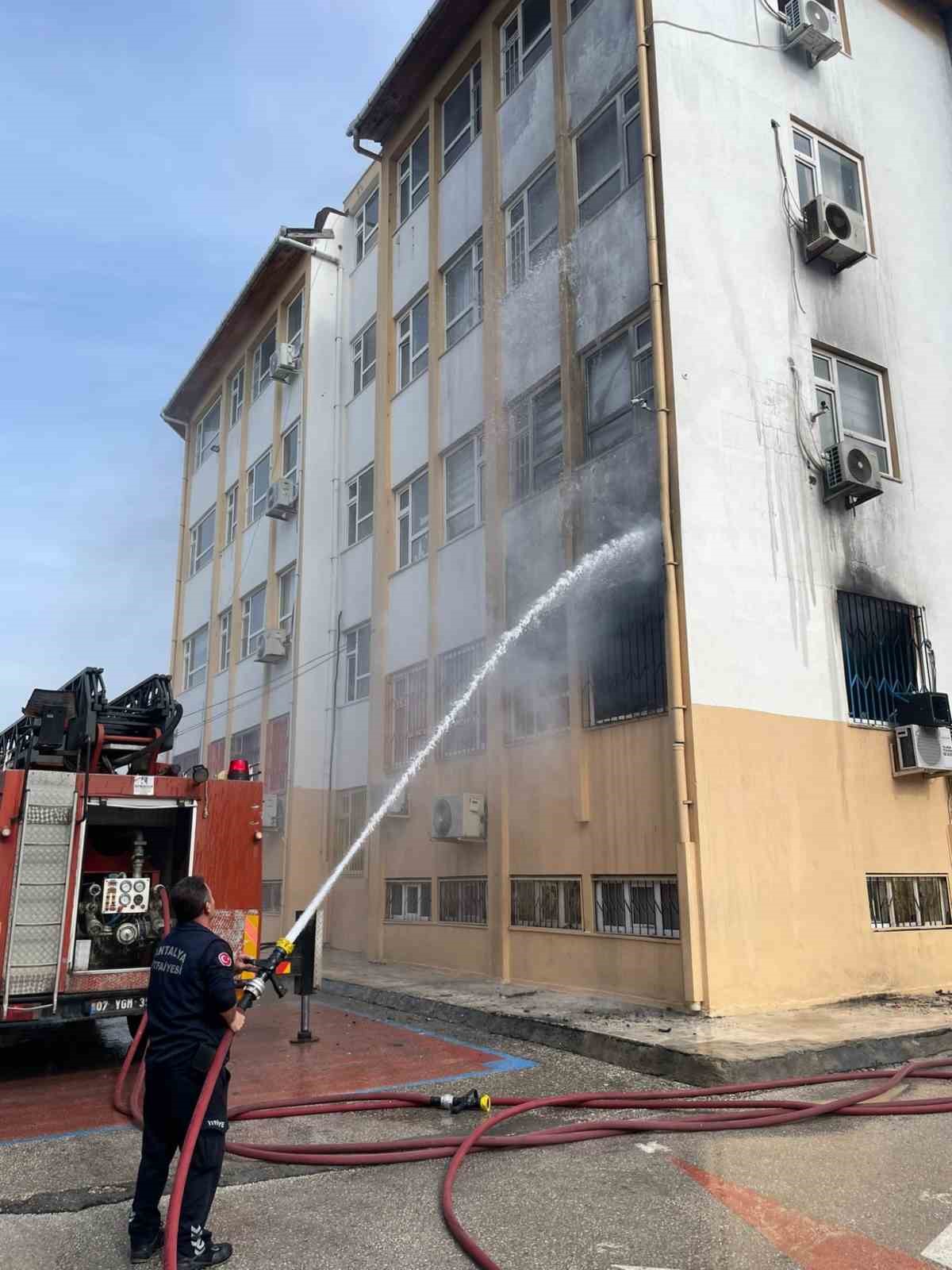 antalyada ilkokulda yangin cikti ogrenciler tahliye edildi 6 6ZvpmC1K