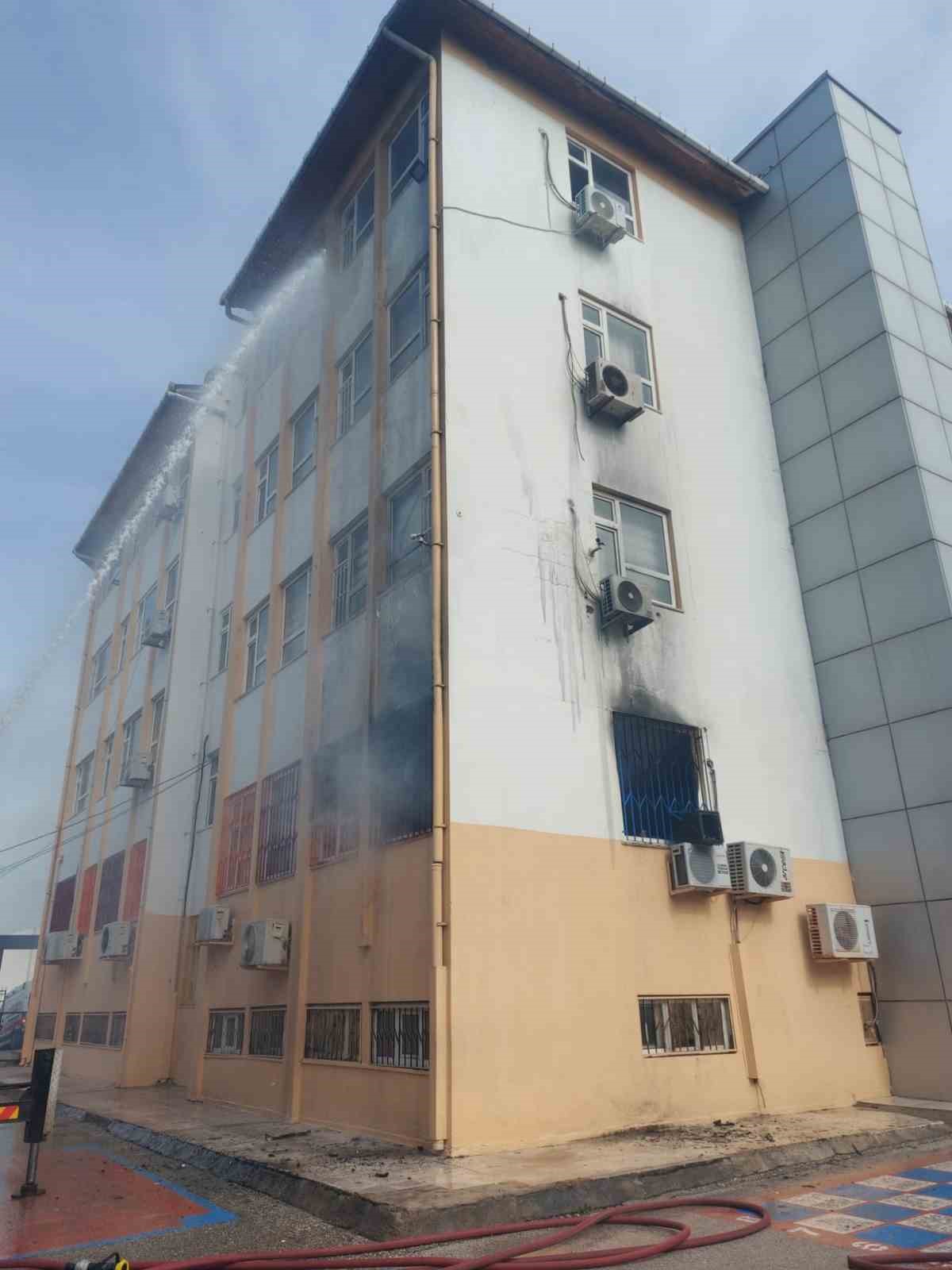 antalyada ilkokulda yangin cikti ogrenciler tahliye edildi 8