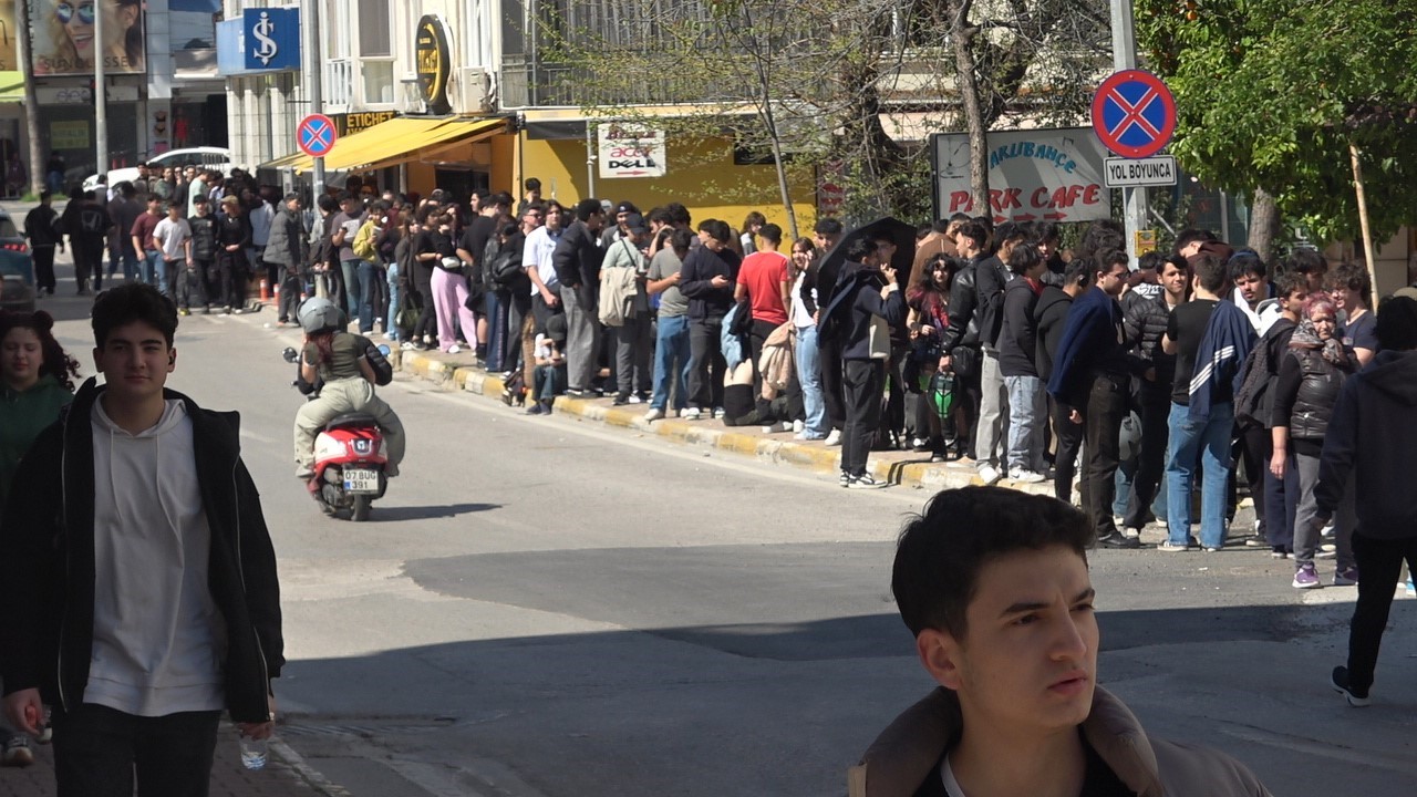 antalyada indirimli ikinci el giyim magazasi acilisi yogun ilgi nedeniyle izdihama donustu 0 MpVHHaDv