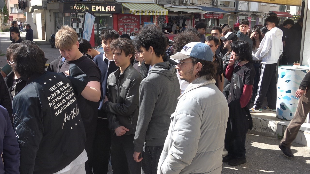 antalyada indirimli ikinci el giyim magazasi acilisi yogun ilgi nedeniyle izdihama donustu 3