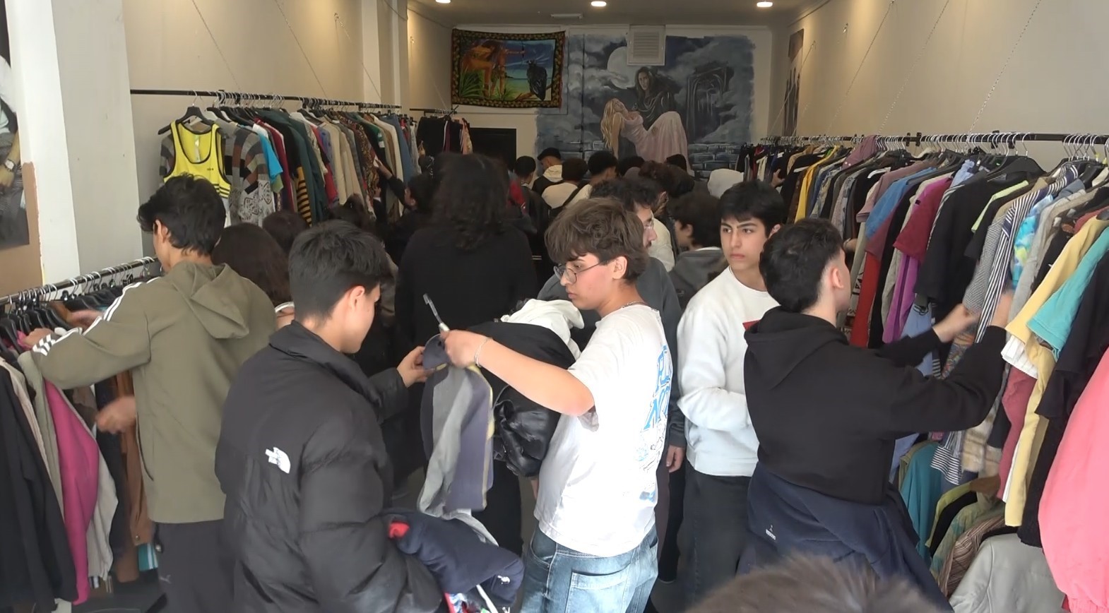 antalyada indirimli ikinci el giyim magazasi acilisi yogun ilgi nedeniyle izdihama donustu 5 skVuCrqd