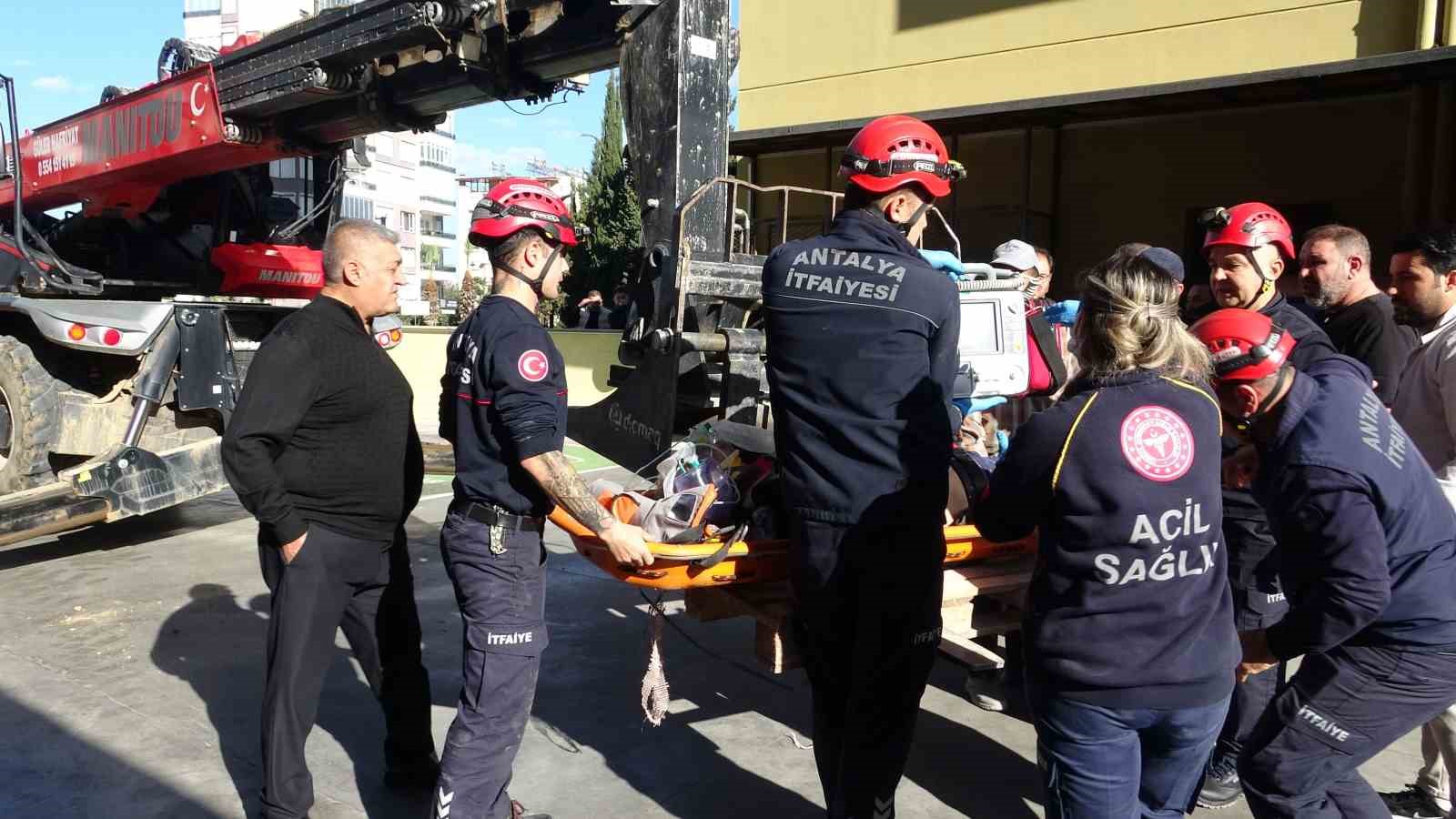 antalyada insaat iskelesinden dusen isci agir yaralandi 5 EFayW694