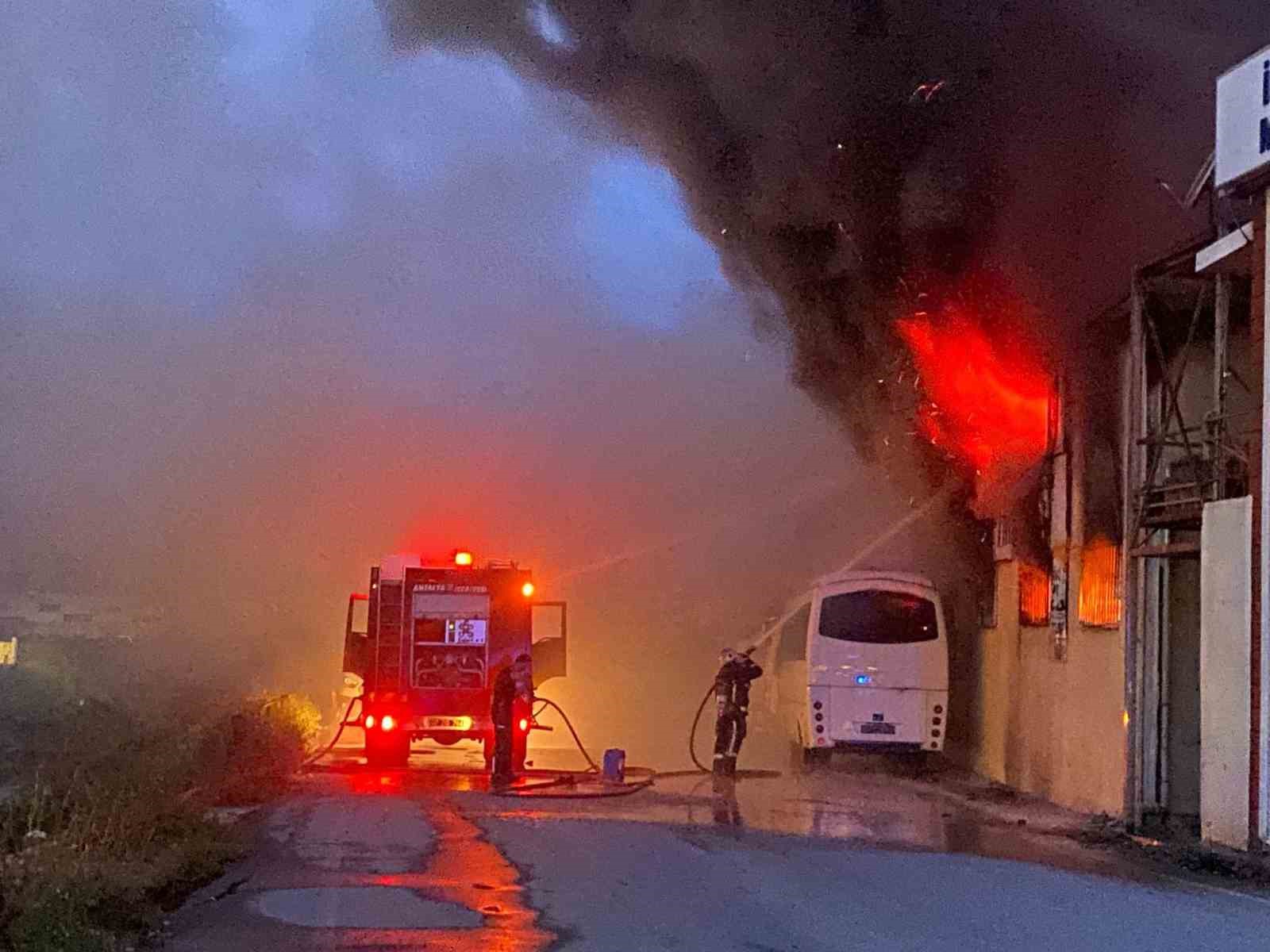 antalyada insaat malzemeleri deposunda yangin 1 bvsSUOQ5