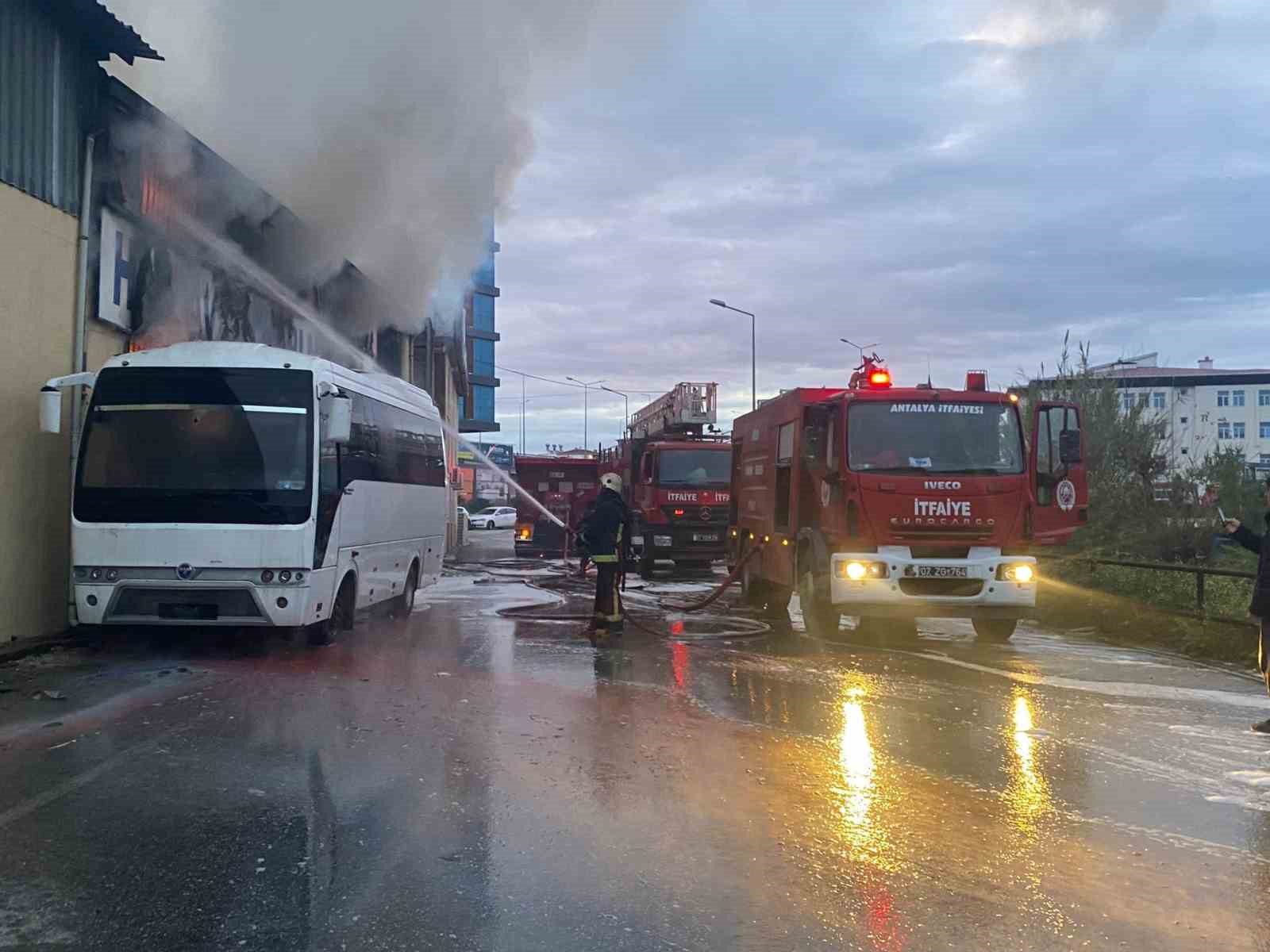 antalyada insaat malzemeleri deposunda yangin 3 9M8Fa9c2