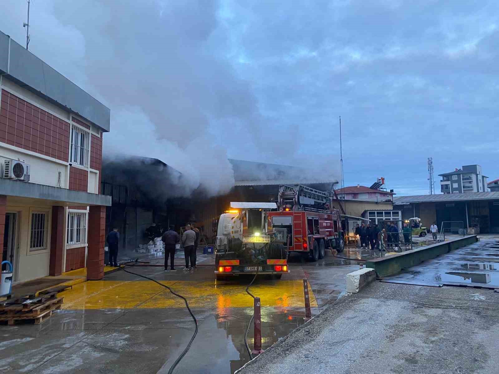 antalyada insaat malzemeleri deposunda yangin 4 TvPC33cq
