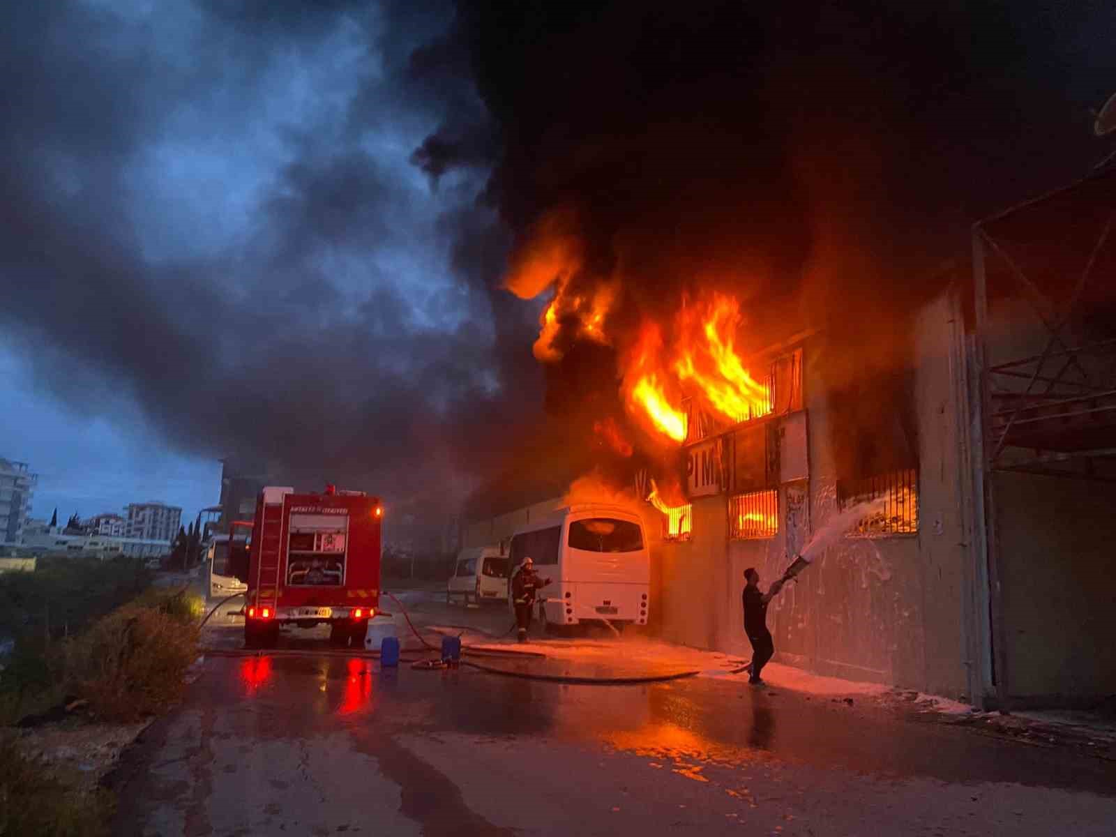 antalyada insaat malzemeleri deposunda yangin 7 X9dt5kBu