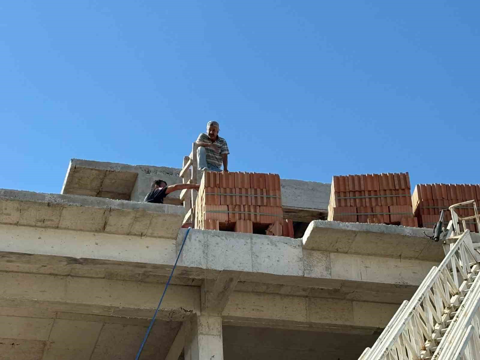 antalyada insaatta mahsur kalan ustayi itfaiye ekipleri kurtardi 0 wjlhfOa8