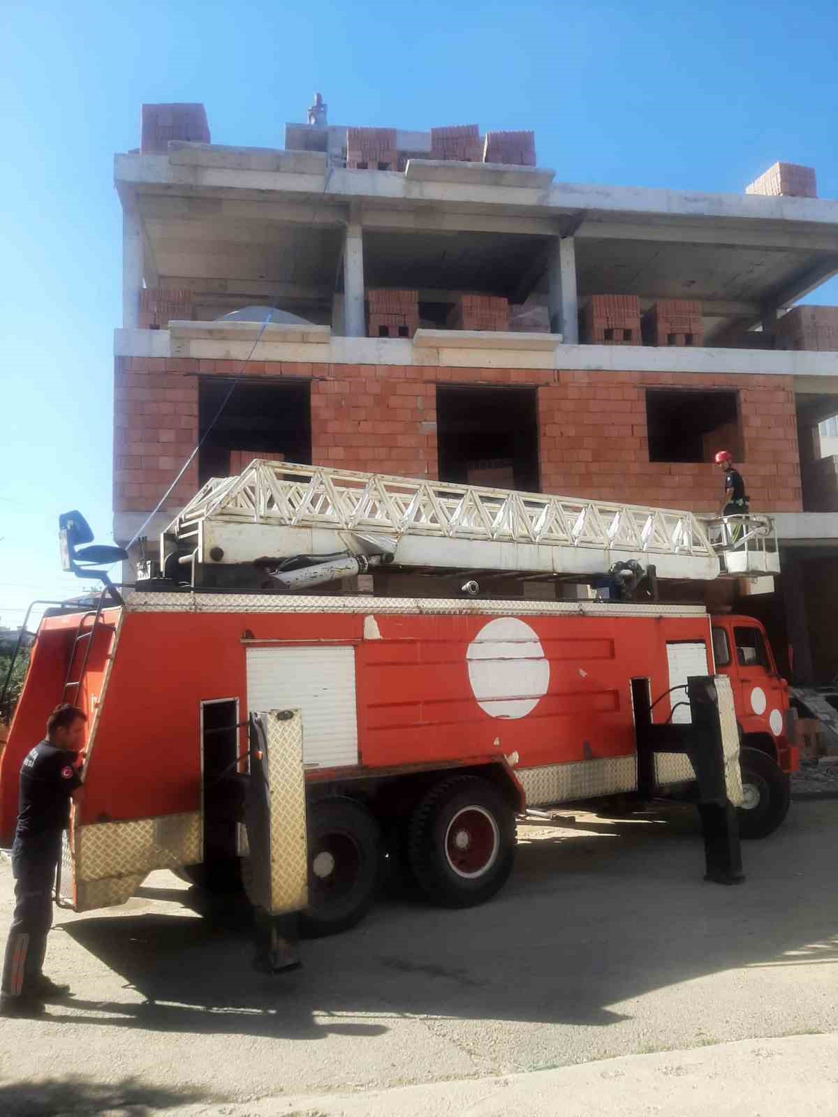 antalyada insaatta mahsur kalan ustayi itfaiye ekipleri kurtardi 2