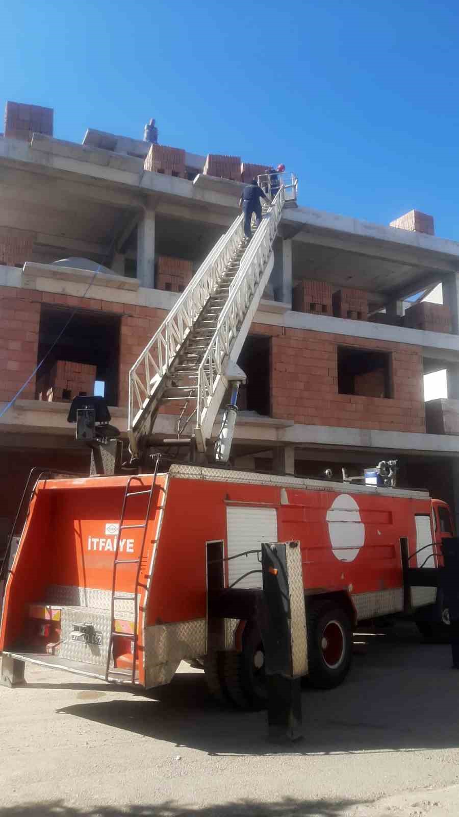 antalyada insaatta mahsur kalan ustayi itfaiye ekipleri kurtardi 3 7BE47EDF