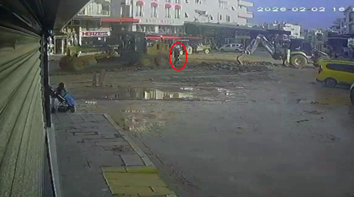 antalyada is makinesinin belediye calisanina carpma ani kamerada 0 RAnyazFw