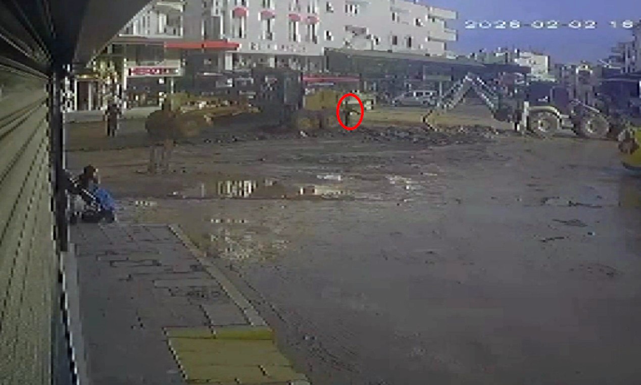 antalyada is makinesinin belediye calisanina carpma ani kamerada 1 rZiKTHmq