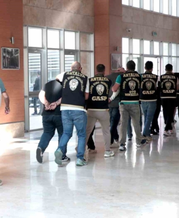 antalyada-is-yerine-zarar-veren-10-sahis-tutuklandi-SiarUY3D.jpg