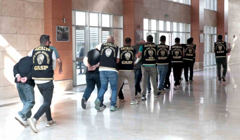 antalyada-is-yerine-zarar-veren-10-sahis-tutuklandi-SiarUY3D.jpg