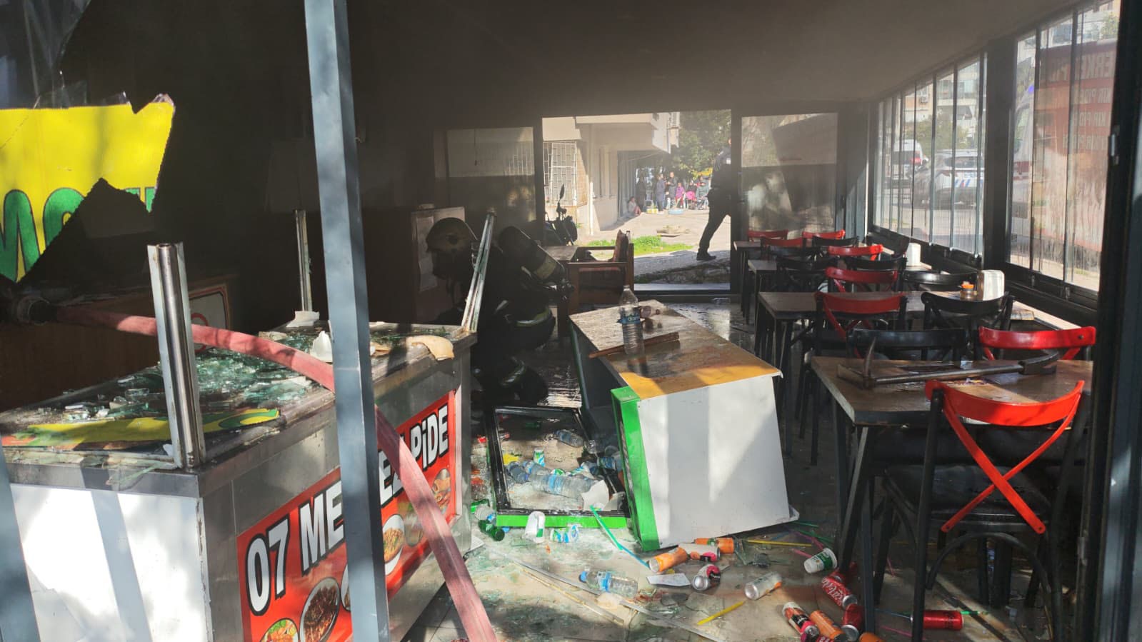 antalyada isyerini kendini kilitleyip yangin cikaran pideci camlari kirip iceriye giren itfaiye ekiplerince baygin 6wX41ROL