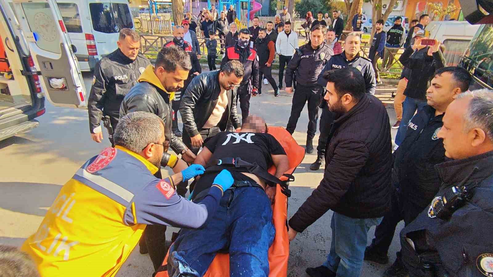 antalyada isyerini kendini kilitleyip yangin cikaran pideci camlari kirip iceriye giren itfaiye ekiplerince baygin HtOWOb84