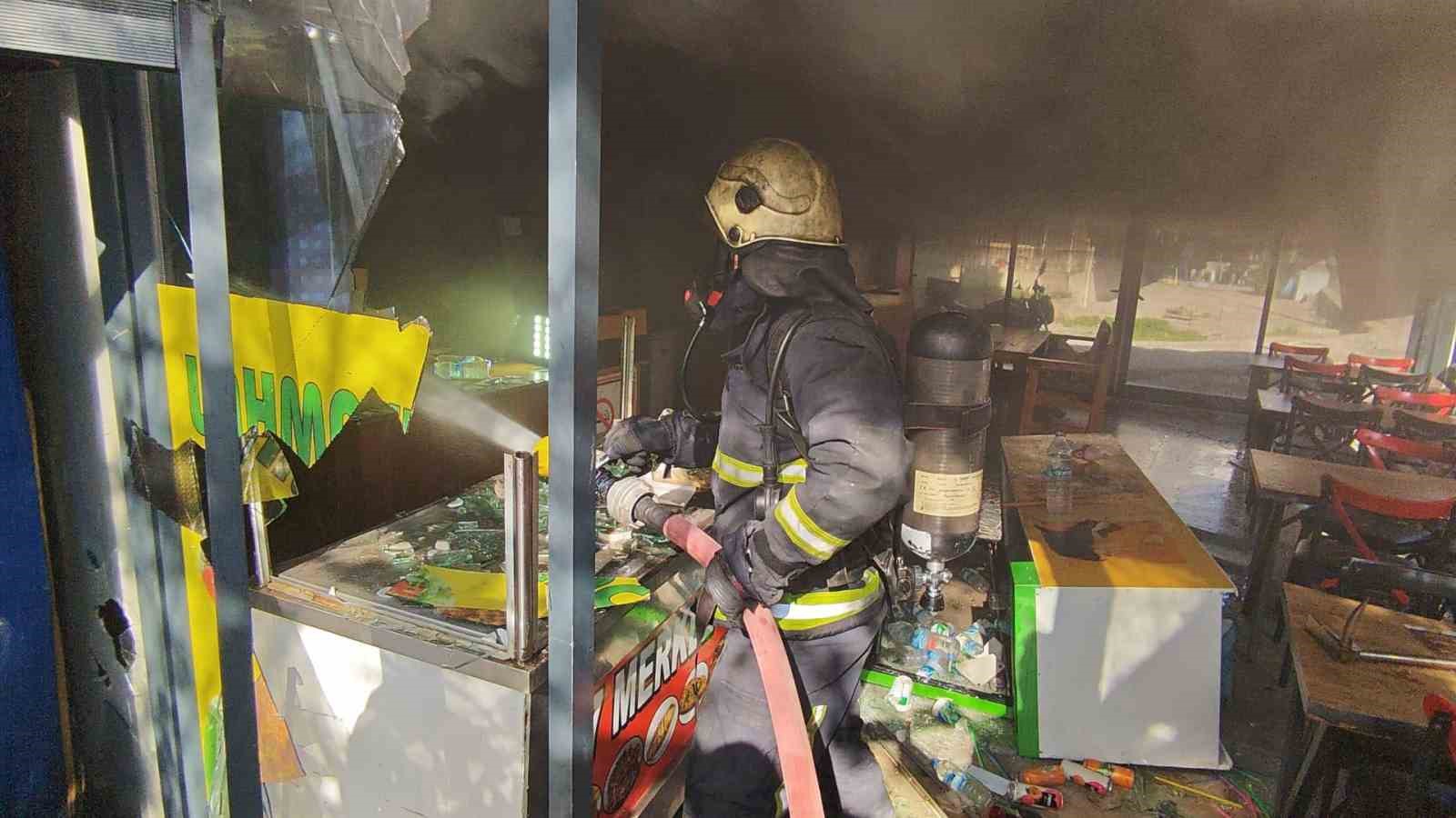 antalyada isyerini kendini kilitleyip yangin cikaran pideci camlari kirip iceriye giren itfaiye ekiplerince baygin L7f9DmO1
