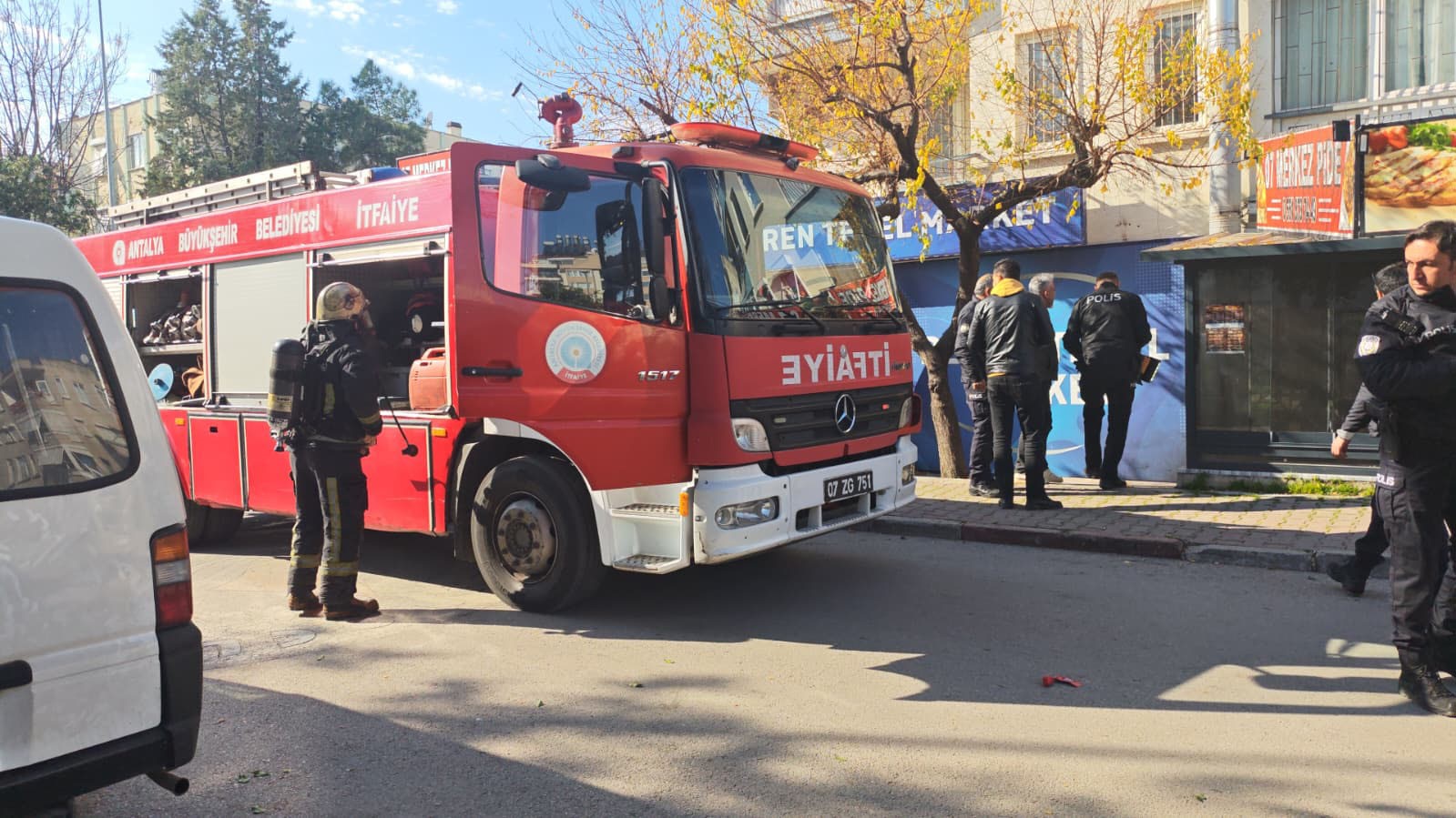 antalyada isyerini kendini kilitleyip yangin cikaran pideci camlari kirip iceriye giren itfaiye ekiplerince baygin QHZDSmP8