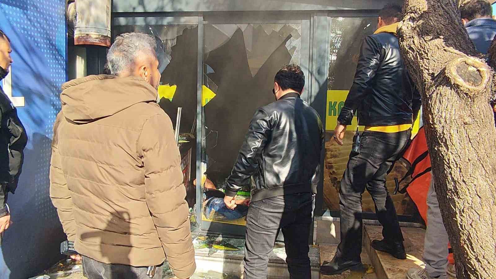 antalyada isyerini kendini kilitleyip yangin cikaran pideci camlari kirip iceriye giren itfaiye ekiplerince baygin WmiQqnic