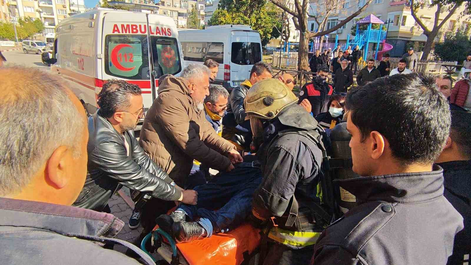 antalyada isyerini kendini kilitleyip yangin cikaran pideci camlari kirip iceriye giren itfaiye ekiplerince baygin uJwDfR49