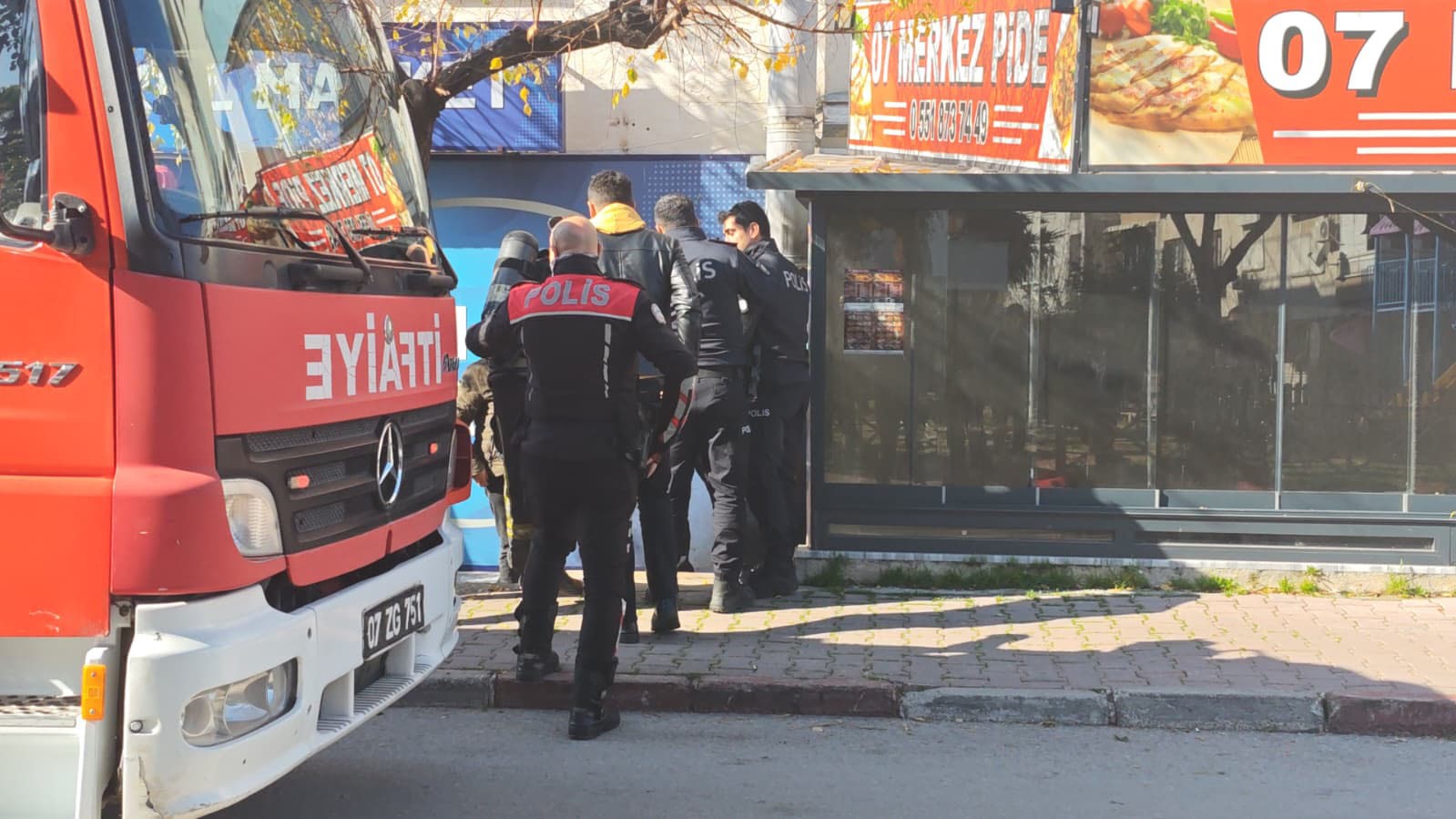 antalyada isyerini kendini kilitleyip yangin cikaran pideci camlari kirip iceriye giren itfaiye ekiplerince baygin