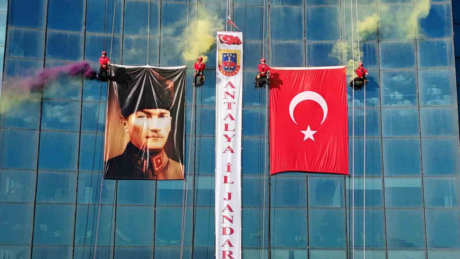 antalyada jak timi halatla sarktiklari 64 metre yukseklikte turk bayragi acti 0 qXBsePtY