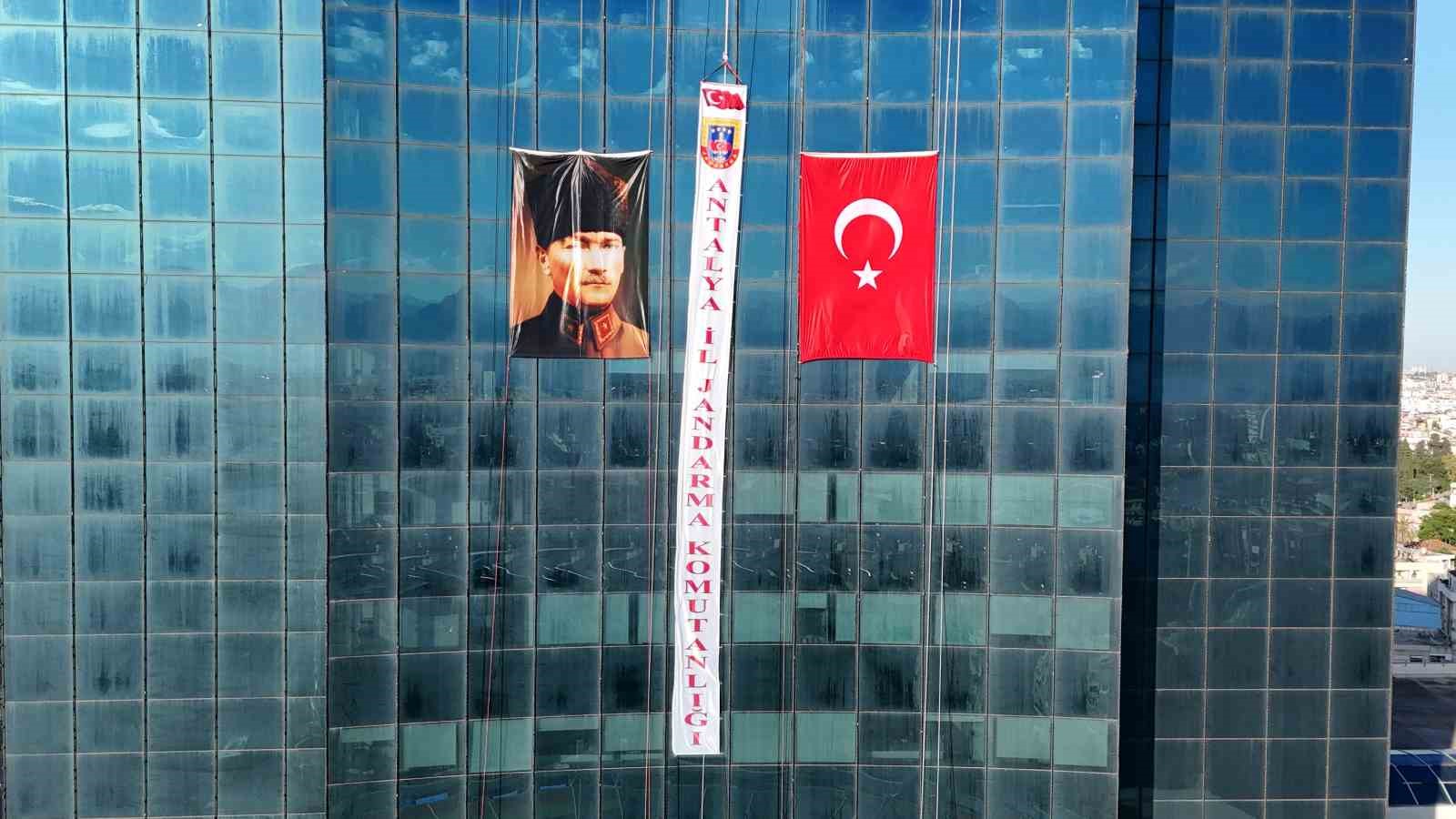 antalyada jak timi halatla sarktiklari 64 metre yukseklikte turk bayragi acti 1 bpq5qq2v