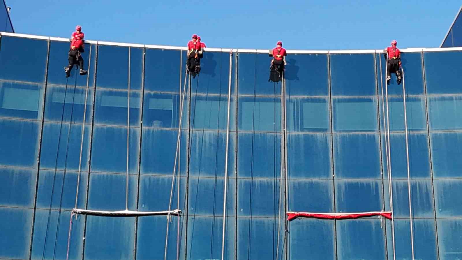 antalyada jak timi halatla sarktiklari 64 metre yukseklikte turk bayragi acti 2 3lOLvKpt