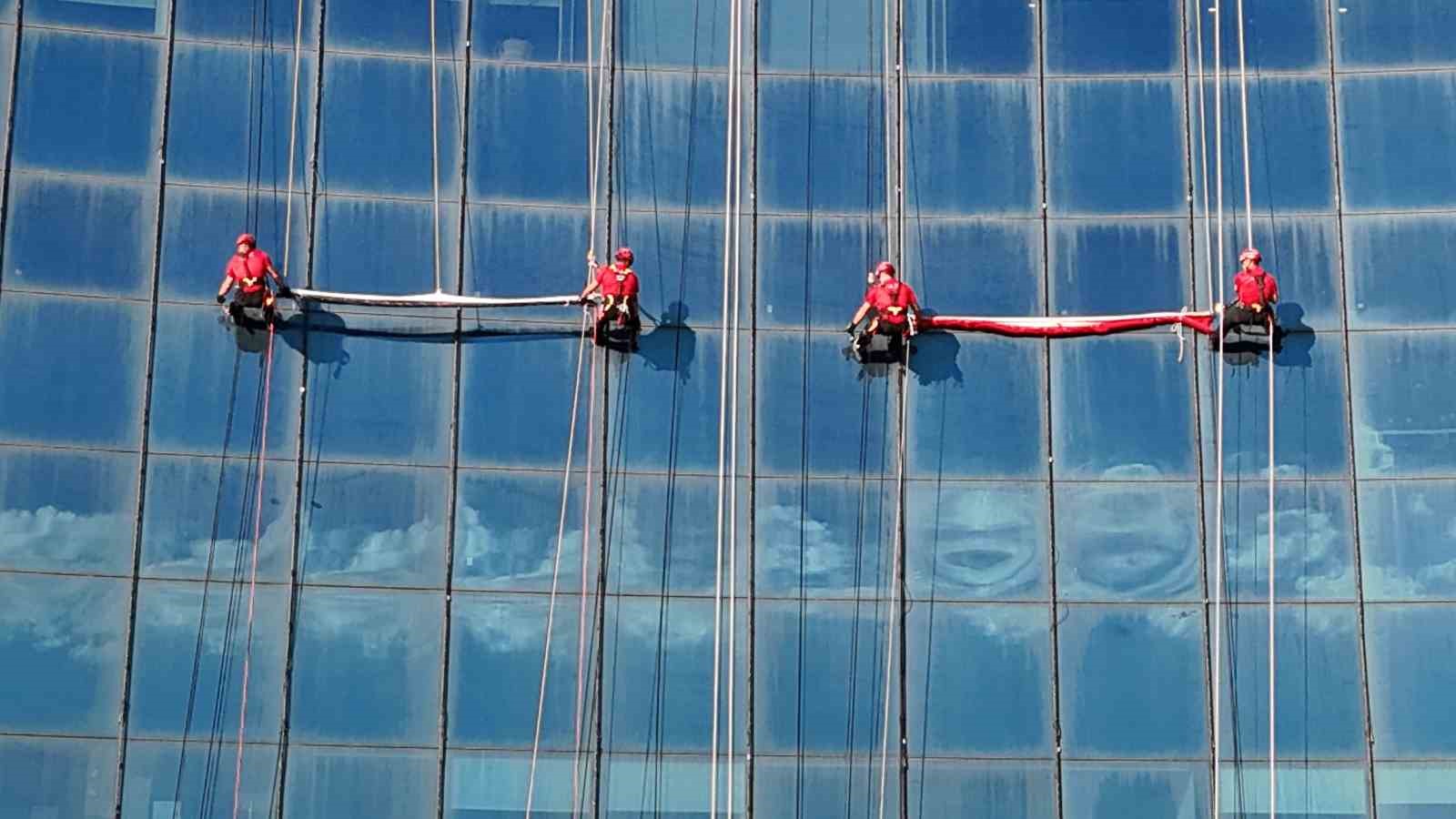 antalyada jak timi halatla sarktiklari 64 metre yukseklikte turk bayragi acti 3 VRmb3uPF