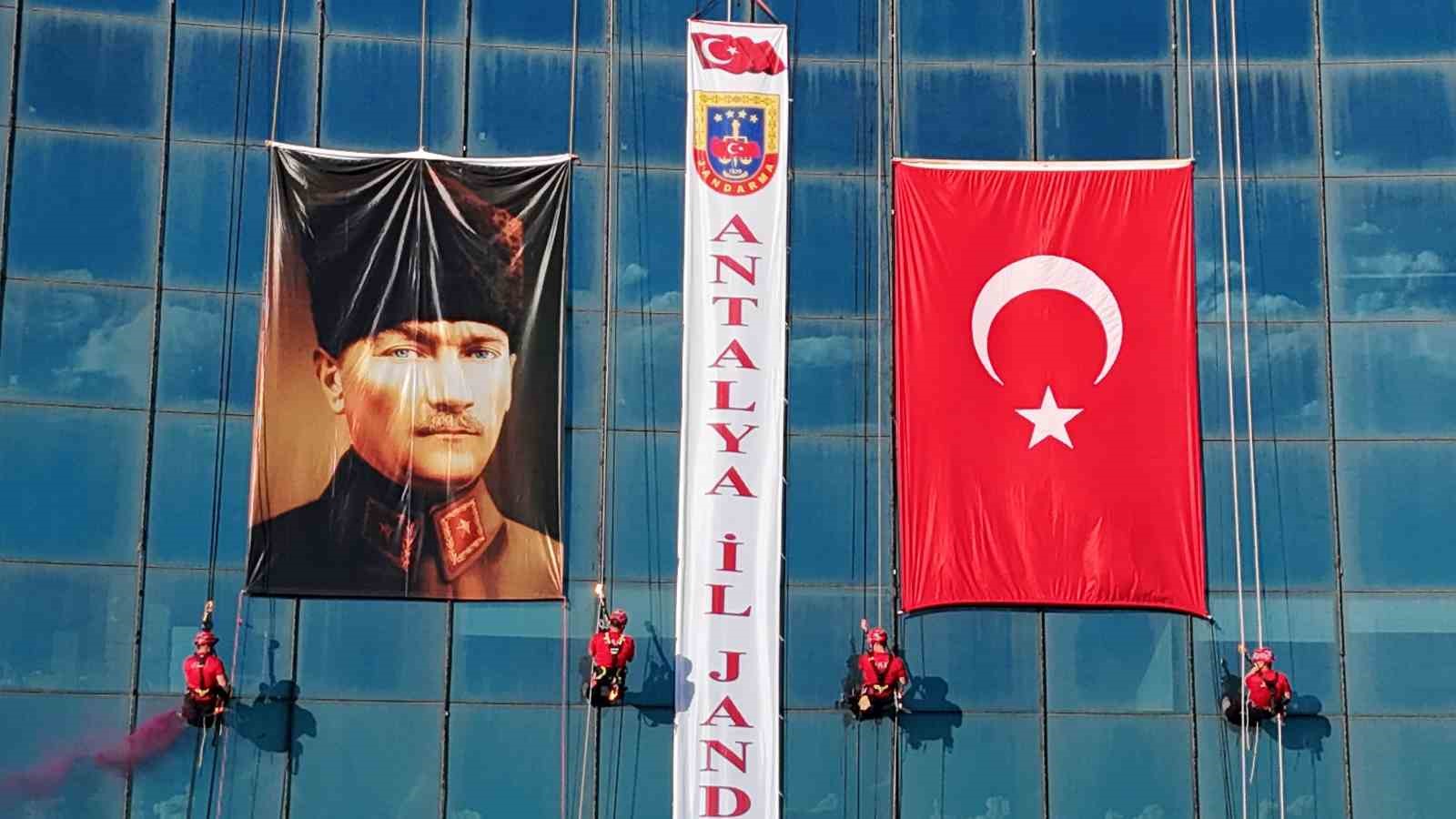 antalyada jak timi halatla sarktiklari 64 metre yukseklikte turk bayragi acti 4 avCyPBDD