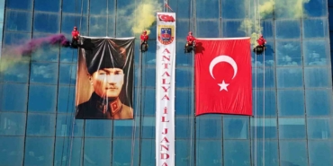 antalyada-jak-timi-halatla-sarktiklari-64-metre-yukseklikte-turk-bayragi-acti-mqNuQiJM.jpg