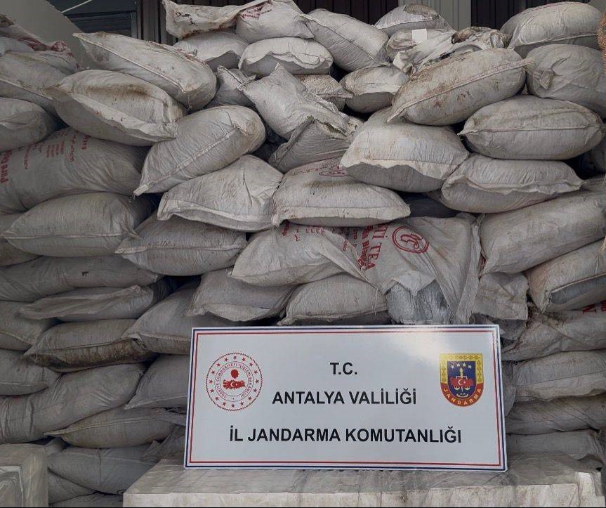 antalyada kacak kozmetik uretimi yapilan depoya baskin 65 milyon liralik sahte urun ele gecirildi NNU7OKT8