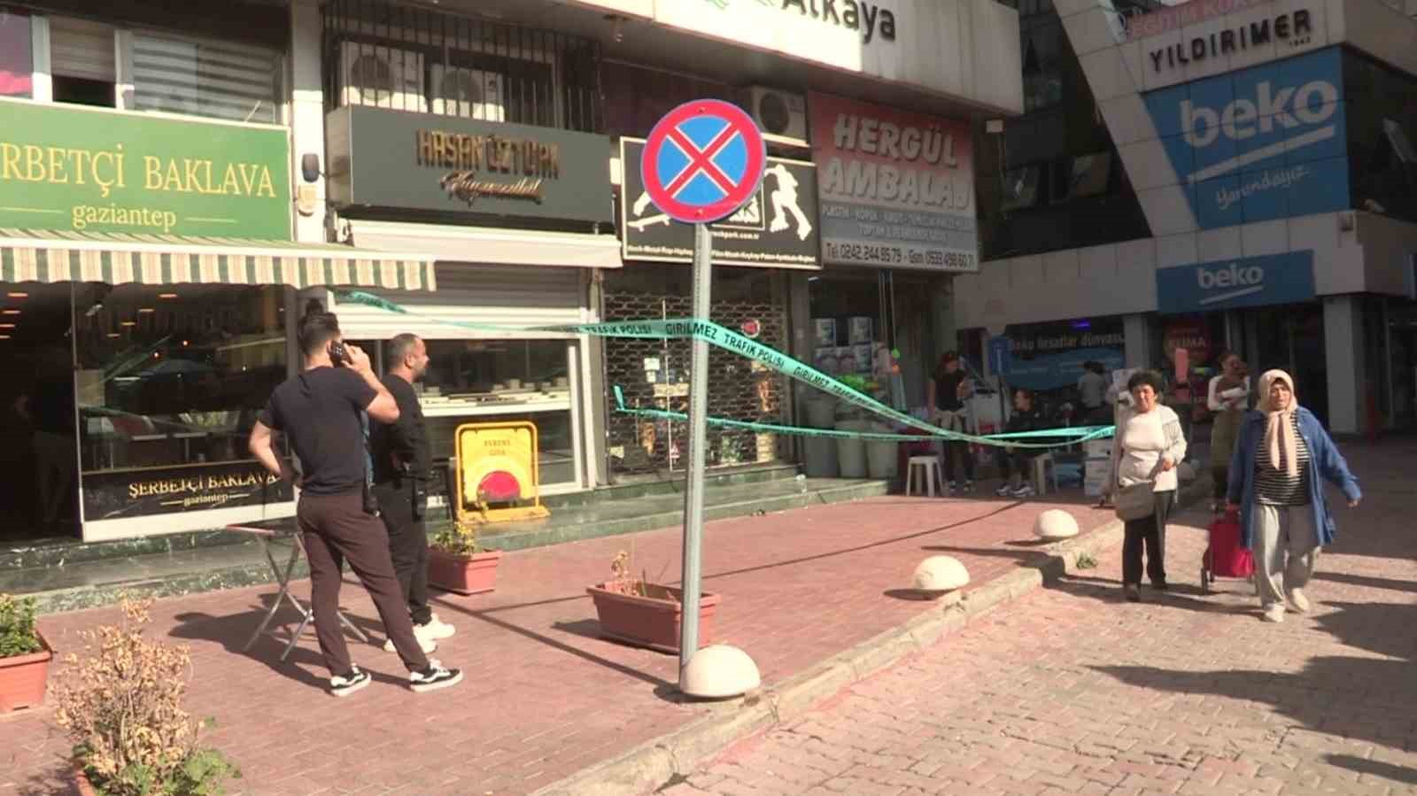 antalyada kameralari boyayip celik kasayi delerek kuyumcudan 5 kilo altin calip kactilar 0 yDTHwK5a