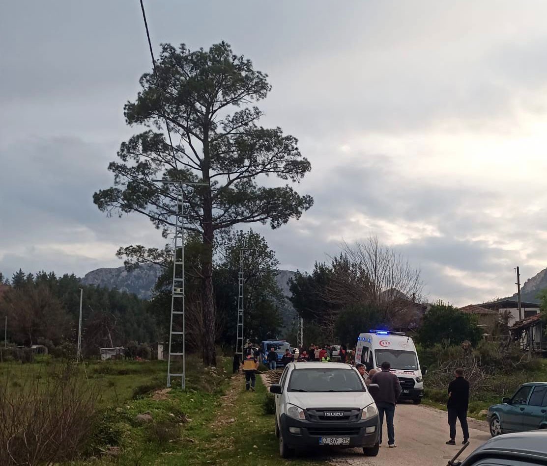 antalyada kamyonetin kasasindan dusen kadin hayatini kaybetti 0 OsZ4ZTbr