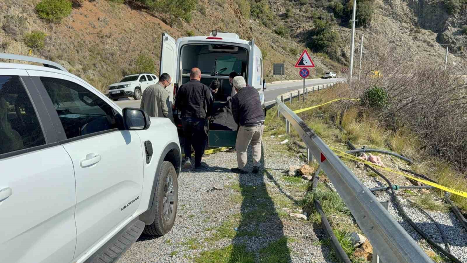 antalyada karayolu kenarinda kadin cesedi bulundu 1 YTucn7Tf